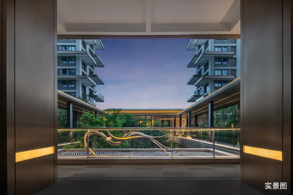 1759204174631854.png 2.webp.png